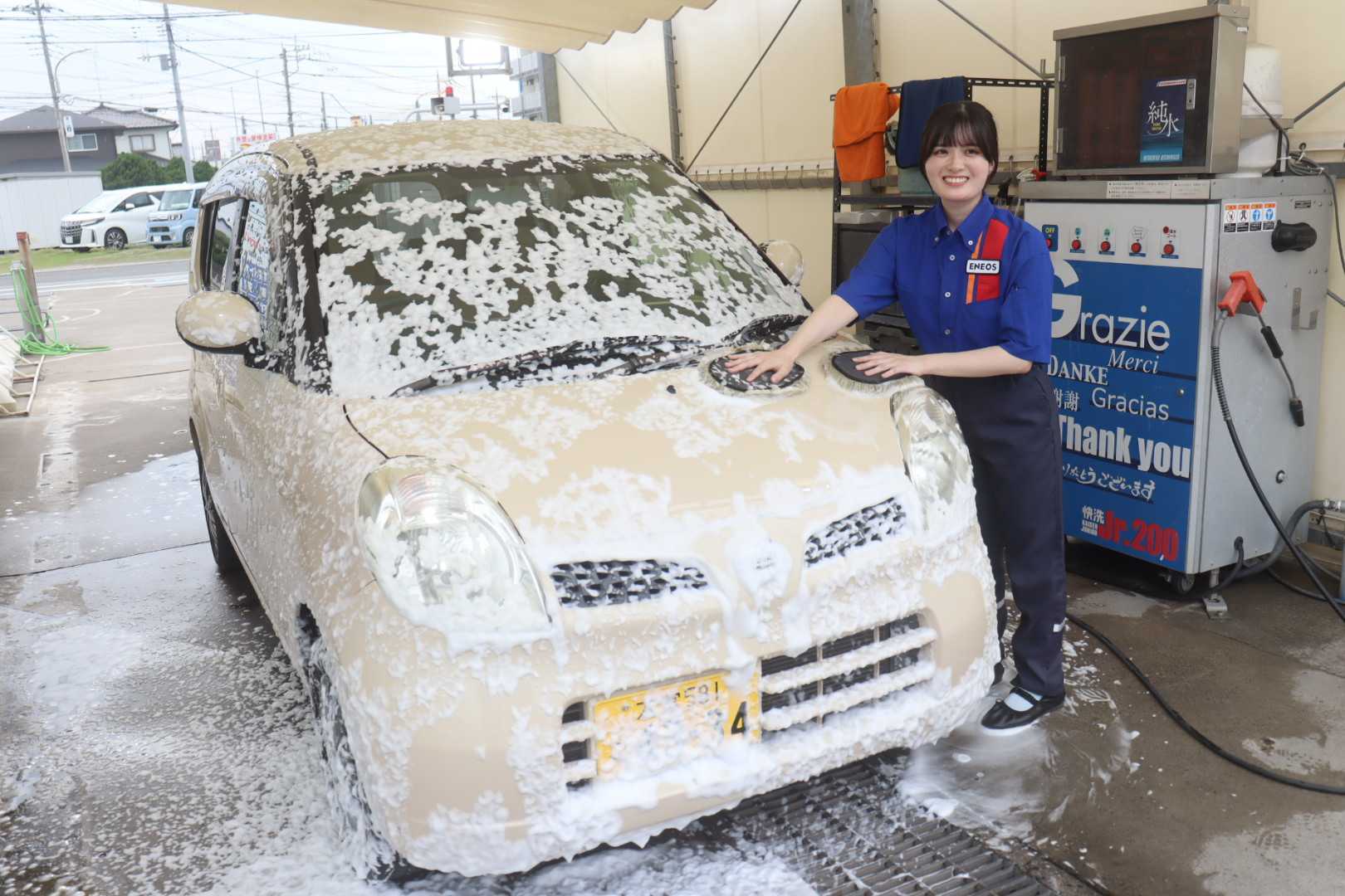泡シャンプーで洗車中の車とスタッフ